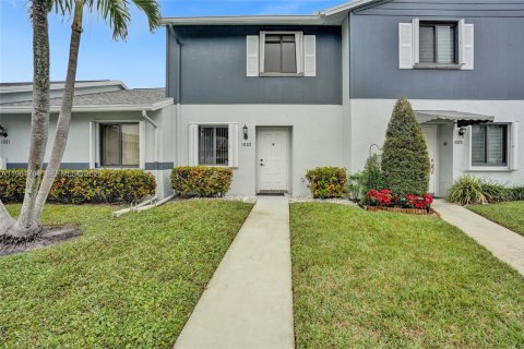 Снять в аренду таунхаус в Уэст-Палм-Бич, Флорида 3 спальни, 121.05м2, № 2024413 - фото 2