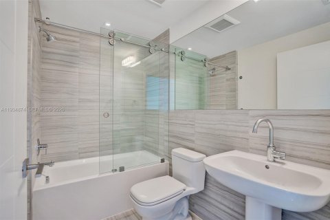 Condominio en alquiler en Coral Gables, Florida, 2 dormitorios, 102.29 m2 № 1998194 - foto 21