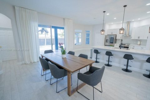Villa ou maison à vendre à Kissimmee, Floride: 4 chambres, 216.56 m2 № 2432546 - photo 9
