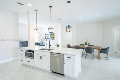 Villa ou maison à vendre à Kissimmee, Floride: 4 chambres, 216.56 m2 № 2432546 - photo 5