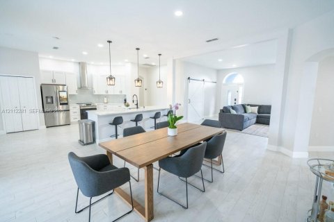 Villa ou maison à vendre à Kissimmee, Floride: 4 chambres, 216.56 m2 № 2432546 - photo 7