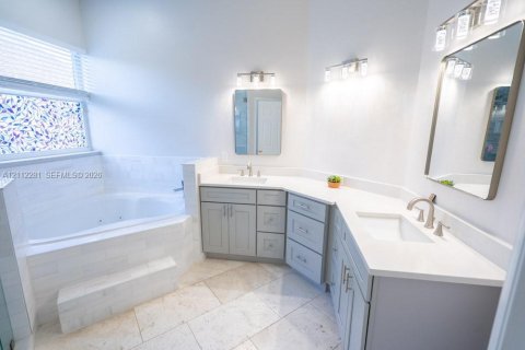 Villa ou maison à vendre à Kissimmee, Floride: 4 chambres, 216.56 m2 № 2432546 - photo 17