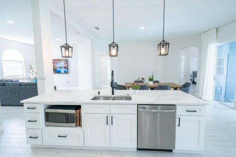 Villa ou maison à vendre à Kissimmee, Floride: 4 chambres, 216.56 m2 № 2432546 - photo 6
