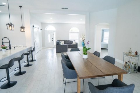 Villa ou maison à vendre à Kissimmee, Floride: 4 chambres, 216.56 m2 № 2432546 - photo 10