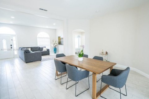 Villa ou maison à vendre à Kissimmee, Floride: 4 chambres, 216.56 m2 № 2432546 - photo 11
