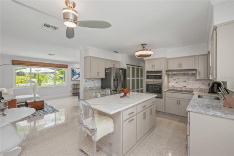 House in Palm Harbor, Florida 3 bedrooms, 146.23 sq.m. № 2266946 - photo 18