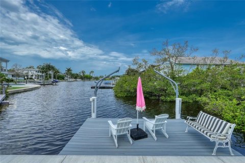 House in Palm Harbor, Florida 3 bedrooms, 146.23 sq.m. № 2266946 - photo 2