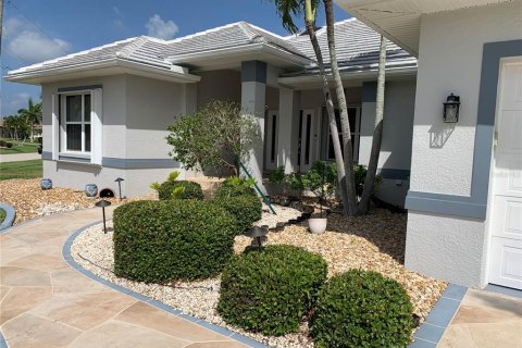 House in Punta Gorda, Florida 3 bedrooms, 180.23 sq.m. № 2233528 - photo 4