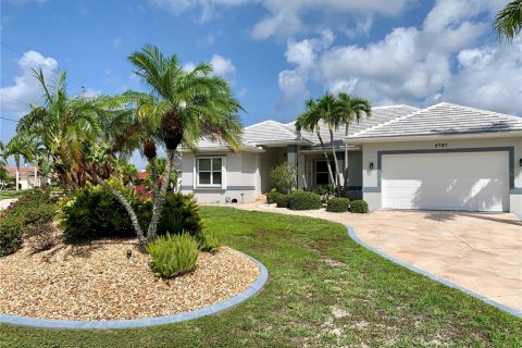 House in Punta Gorda, Florida 3 bedrooms, 180.23 sq.m. № 2233528 - photo 2