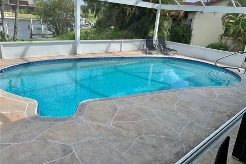 House in Punta Gorda, Florida 3 bedrooms, 180.23 sq.m. № 2233528 - photo 3