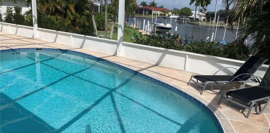House in Punta Gorda, Florida 3 bedrooms, 180.23 sq.m. № 2233528