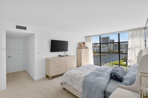 Condominio en venta en Hallandale Beach, Florida, 2 dormitorios, 132.85 m2 № 1943622 - foto 24