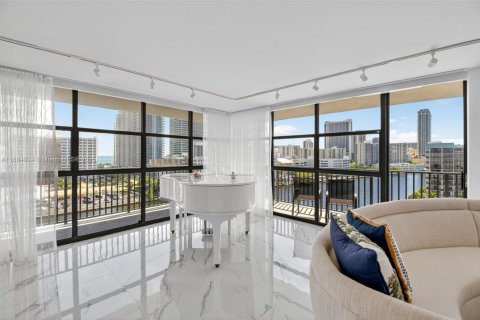 Condominio en venta en Hallandale Beach, Florida, 2 dormitorios, 132.85 m2 № 1943622 - foto 13