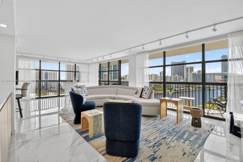Condominio en venta en Hallandale Beach, Florida, 2 dormitorios, 132.85 m2 № 1943622 - foto 17