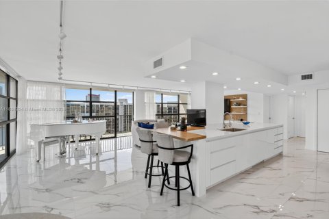 Condominio en venta en Hallandale Beach, Florida, 2 dormitorios, 132.85 m2 № 1943622 - foto 7