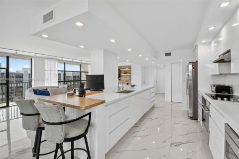 Condominio en venta en Hallandale Beach, Florida, 2 dormitorios, 132.85 m2 № 1943622 - foto 3