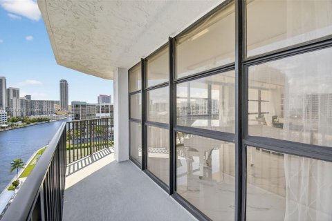 Condominio en venta en Hallandale Beach, Florida, 2 dormitorios, 132.85 m2 № 1943622 - foto 12