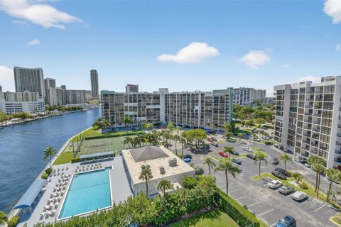 Condominio en venta en Hallandale Beach, Florida, 2 dormitorios, 132.85 m2 № 1943622 - foto 11
