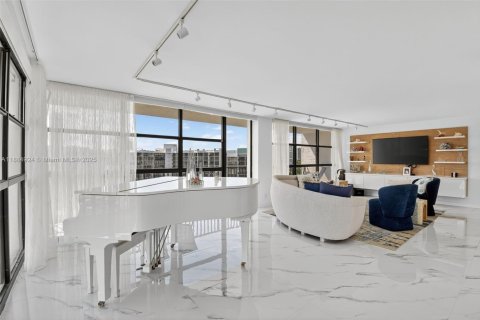 Condominio en venta en Hallandale Beach, Florida, 2 dormitorios, 132.85 m2 № 1943622 - foto 16