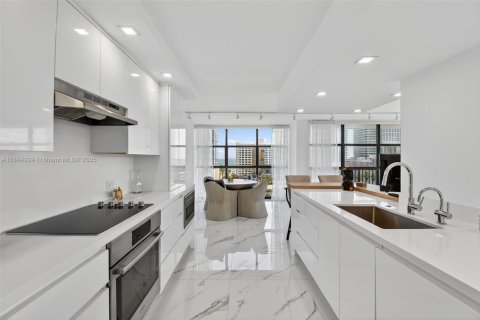 Condominio en venta en Hallandale Beach, Florida, 2 dormitorios, 132.85 m2 № 1943622 - foto 4