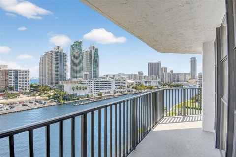 Condominio en venta en Hallandale Beach, Florida, 2 dormitorios, 132.85 m2 № 1943622 - foto 15
