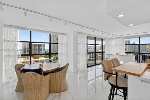 Condominio en venta en Hallandale Beach, Florida, 2 dormitorios, 132.85 m2 № 1943622 - foto 14