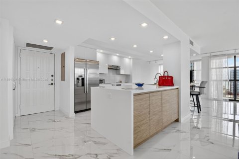 Condominio en venta en Hallandale Beach, Florida, 2 dormitorios, 132.85 m2 № 1943622 - foto 1