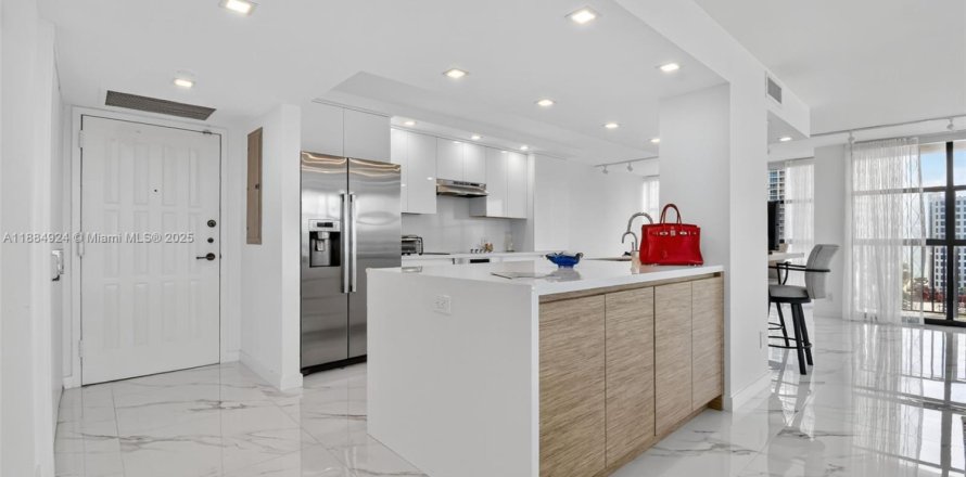 Condominio en Hallandale Beach, Florida, 2 dormitorios  № 1943622