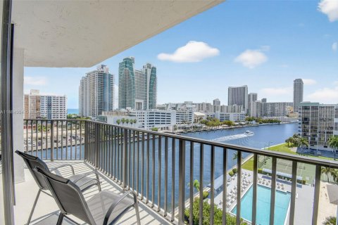 Condominio en venta en Hallandale Beach, Florida, 2 dormitorios, 132.85 m2 № 1943622 - foto 22