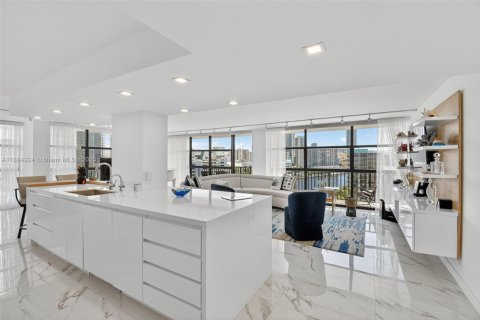 Condominio en venta en Hallandale Beach, Florida, 2 dormitorios, 132.85 m2 № 1943622 - foto 9