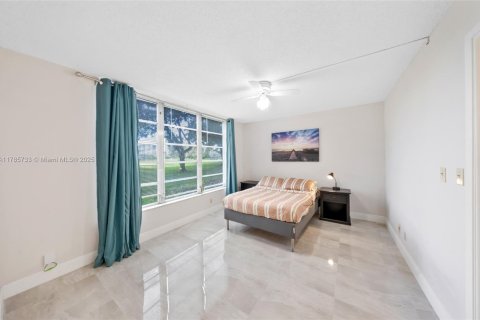 Condo in Pompano Beach, Florida, 2 bedrooms  № 1875318 - photo 17