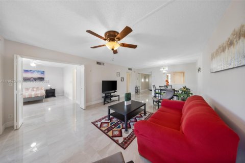 Condo in Pompano Beach, Florida, 2 bedrooms  № 1875318 - photo 11