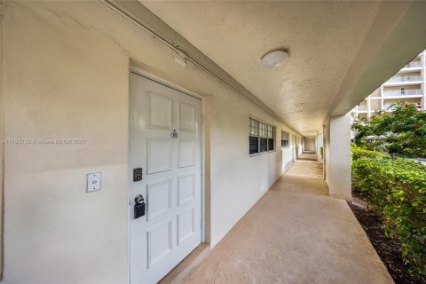 Condo in Pompano Beach, Florida, 2 bedrooms  № 1875318 - photo 1