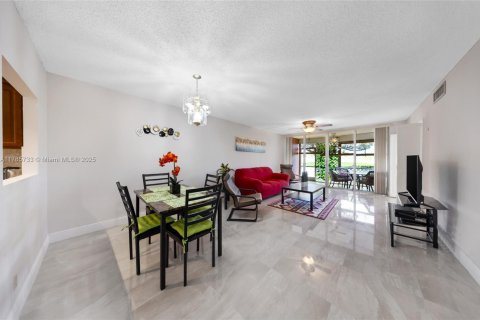 Condo in Pompano Beach, Florida, 2 bedrooms  № 1875318 - photo 5