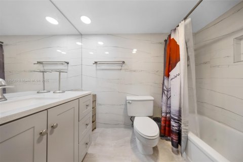 Condo in Pompano Beach, Florida, 2 bedrooms  № 1875318 - photo 15