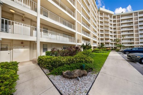 Condo in Pompano Beach, Florida, 2 bedrooms  № 1875318 - photo 2