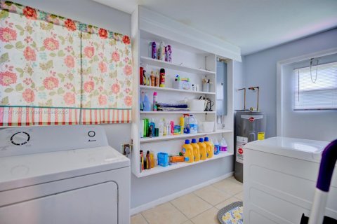 House in Sebring, Florida 4 bedrooms, 166.67 sq.m. № 1979929 - photo 9