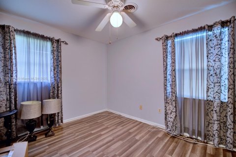 House in Sebring, Florida 4 bedrooms, 166.67 sq.m. № 1979929 - photo 22