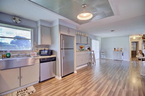 House in Sebring, Florida 4 bedrooms, 166.67 sq.m. № 1979929 - photo 8