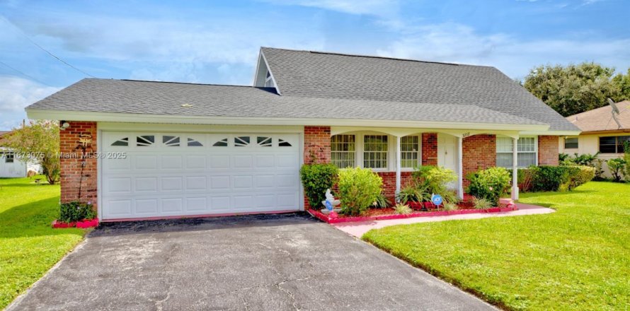 House in Sebring, Florida 4 bedrooms, 166.67 sq.m. № 1979929