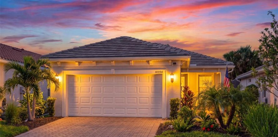 House in Englewood, Florida 2 bedrooms, 130.53 sq.m. № 2157803