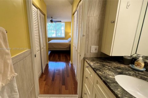 Condo in Aventura, Florida, 2 bedrooms № 2194643 - photo 9