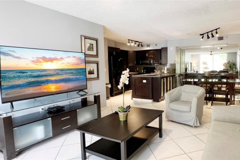 Condo in Aventura, Florida, 2 bedrooms № 2194643 - photo 3