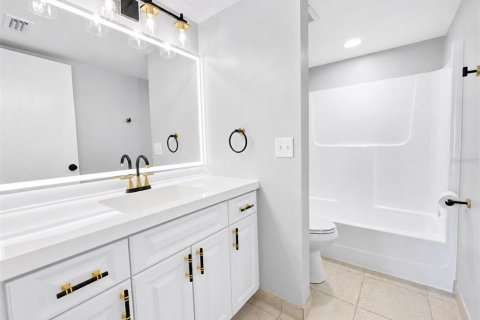 Condo in Englewood, Florida, 2 bedrooms  № 2213276 - photo 14