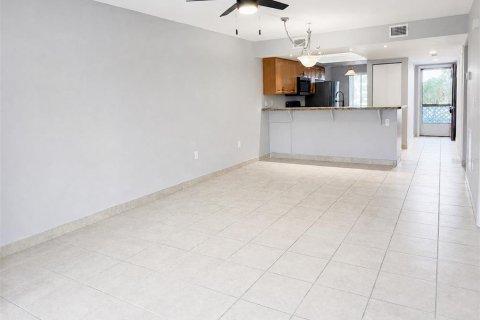 Condo in Englewood, Florida, 2 bedrooms  № 2213276 - photo 9