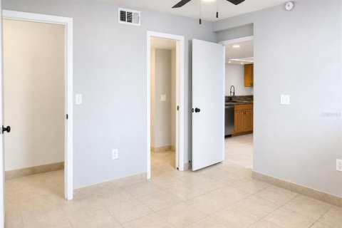 Condo in Englewood, Florida, 2 bedrooms  № 2213276 - photo 16