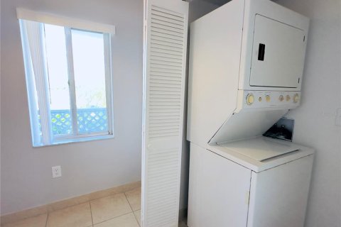 Condo in Englewood, Florida, 2 bedrooms  № 2213276 - photo 22