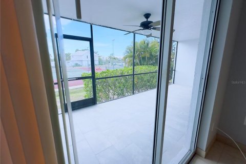 Condo in Englewood, Florida, 2 bedrooms  № 2213276 - photo 23