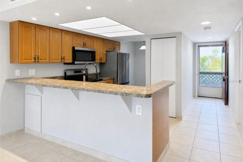 Condo in Englewood, Florida, 2 bedrooms  № 2213276 - photo 13