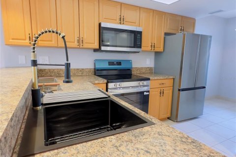 Condo in Englewood, Florida, 2 bedrooms  № 2213276 - photo 4